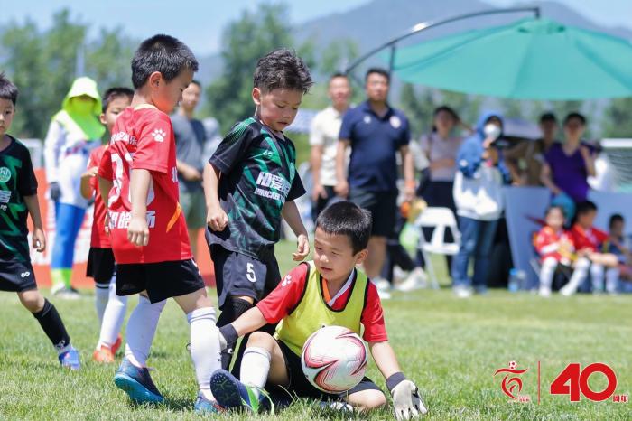 24直播網(wǎng)：百隊杯足球賽6歲、7歲足球節落幕 近200支球隊角逐